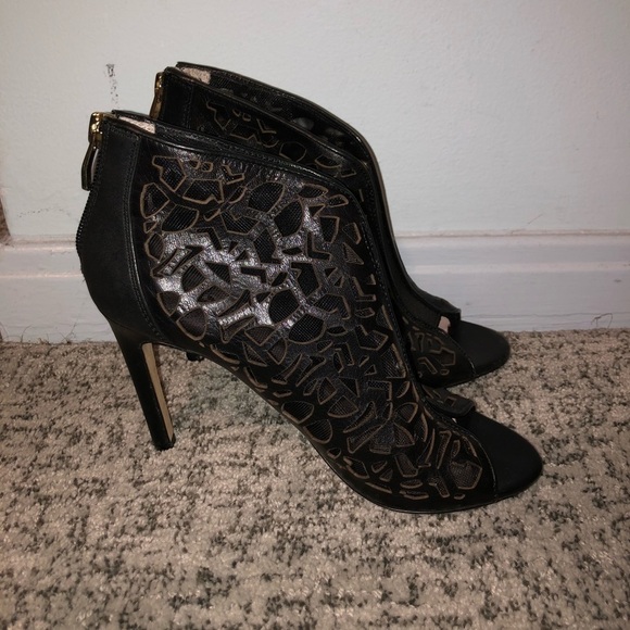 Vince Camuto Black Laser Cut Leather Peep Toe Heels Size 7.5 - Picture 1 of 9